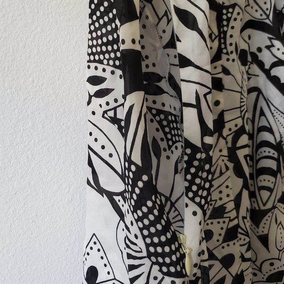 Banana Republic (Medium Black and White Top) - Picture 6 of 8